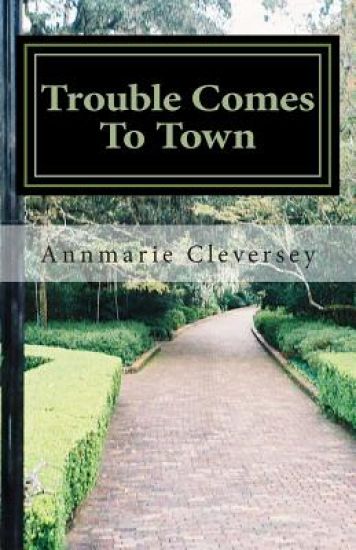 Trouble Comes To Town: A Hailey Hanson Mystery