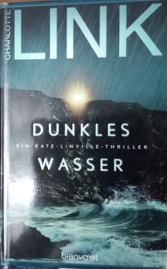 Dunkles Wasser