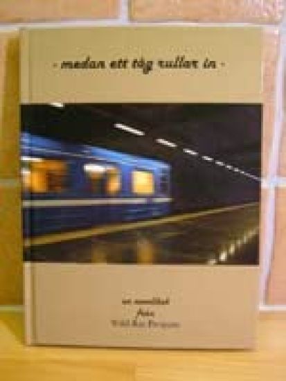 Medan ett tåg rullar in