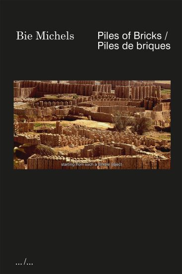 Piles of Bricks / Piles de briques